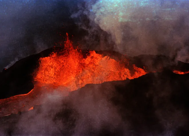 First eruption of the Mauna Loa volcano since 1984