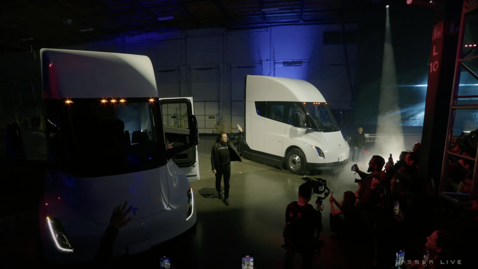 PepsiCo receives the first Tesla semi trucks. To save the world is the aim.