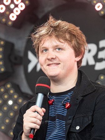 When the singer seems to battle with Tourette's tics onstage, Lewis Capaldi's followers take over: Watch