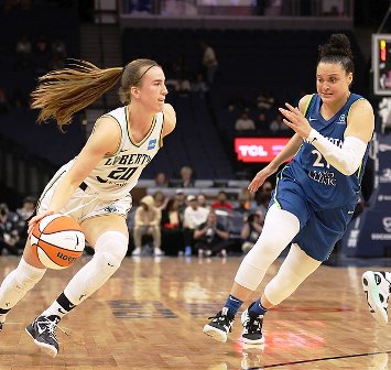 Sabrina Ionescu sets a WNBA 3-point record with 37 points.
