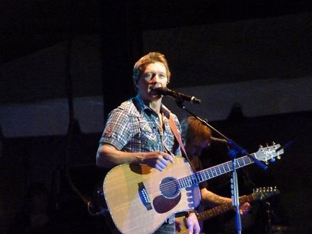 Craig Morgan, a country music singer, re-enlists in the army, saying he is “humbled for the opportunity.”