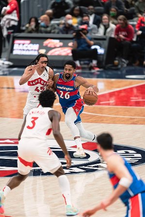 Spencer Dinwiddie contracts with the Lakers after clearing waivers.