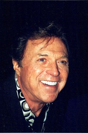 Steve Lawrence, 88, passed away as a vocalist and member of the well-known theatrical combo Steve & Eydie.