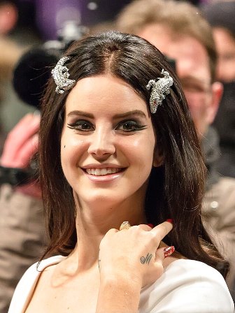 Billie Eilish is the guest of Lana Del Rey for a Coachella duet.